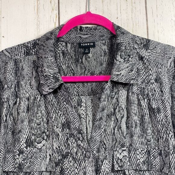 Torrid Plus Size Snakeskin Print Blouse Modern Chic Neutral Top Blouse - Picture 6 of 16
